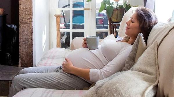 3. Hamilelik sırasında, uyurken sırtınızı ve bacaklarınızı desteklemek için vücut yastığı kullanın. Bu, hamilelik sırasında ekstra konfor ve destek sağlayarak rahatsızlığı azaltmaya ve uyku kalitesini iyileştirmeye yardımcı olur.