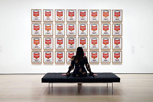 9. Andy Warhol, 1962'de "Campbell's Soup Cans" adlı bir dizi resim yaparak sıradan nesneleri sanatın bir parçası haline getirdi.