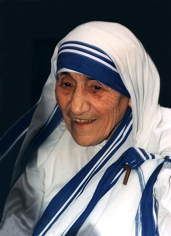 4. Rahibe Teresa, yoldaşlarına ölmek üzere olan hastaları gizlice vaftiz etmeye teşvik etmiş. Müslüman ya da Hindu olsalar bile.