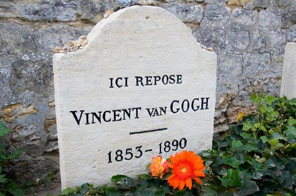 8. Van Gogh kendini kalbinden vurdu. Mermiyi çıkaracak bir doktor olmadığı için onu öylece bıraktılar.