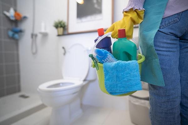 Tuvaleti temizlemek için de elbette bu ikilinden daha iyisi yok. Tuvaletinizi daha güzel temizlemek için yarım fincan sirke ve yarım fincan karbonatı tuvaletin içine dökün.