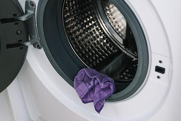 Çamaşır makinesini temizlerken de sirke ve karbonat kullanabilirsiniz.