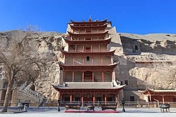 1900 yılında, Çin'in Gansu eyaletindeki bir Budist keşiş, birbirine bağlı 492 mağaraya açılan kapalı bir girişe rastladı.