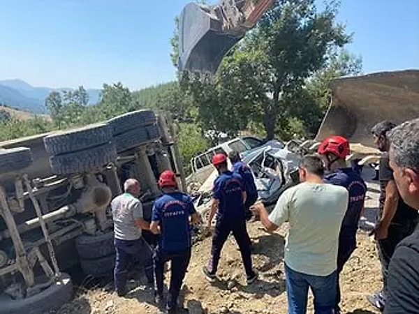 Freni boşaldığı belirtilen kamyonun çarpması sonucu yaralananların olduğu ifade edildi.