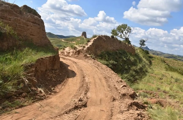 Geçtiğimiz günlerde yerel bir polis, 38 yaşında bir adam ve 55 yaşında bir kadının, yakındaki bir inşaatı hızlandırmak için Çin Seddi'nin bir bölümünü yıktıklarını açıkladı.