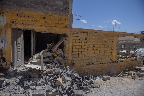 Fas İçişleri Bakanlığı, daha önce yaptığı açıklamada, Marakeş'in El-Huz bölgesinde meydana gelen 7 büyüklüğündeki depremde ölü sayısının 820, yaralı sayısının ise 672 olduğunu duyurmuştu.