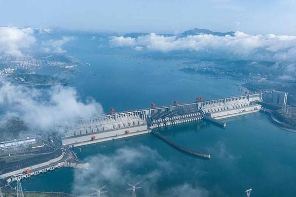 Bu dev yapı, taşkın kontrolü ve hidroelektrik enerji üretimi olmak üzere iki ana amaca hizmet etmektedir.