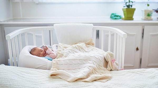Yatak nevresimi seçimi ve bakımı, bebeğinizin sağlığı ve konforu için önemlidir.