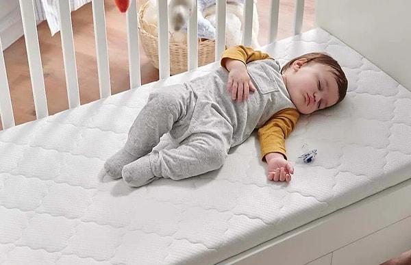 Bebekler için yatak seçimi yaparken, en güvenli tercih sünger yatak olabilir.