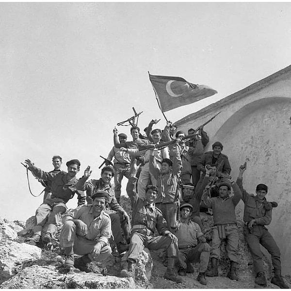 23 Nisan 1964’te St. Hilarion bölgesinde çekilen fotoğrafta EOKA’cılar ele geçirdikleri Türk bayrağı ile sözde zaferi kutluyorlardı.