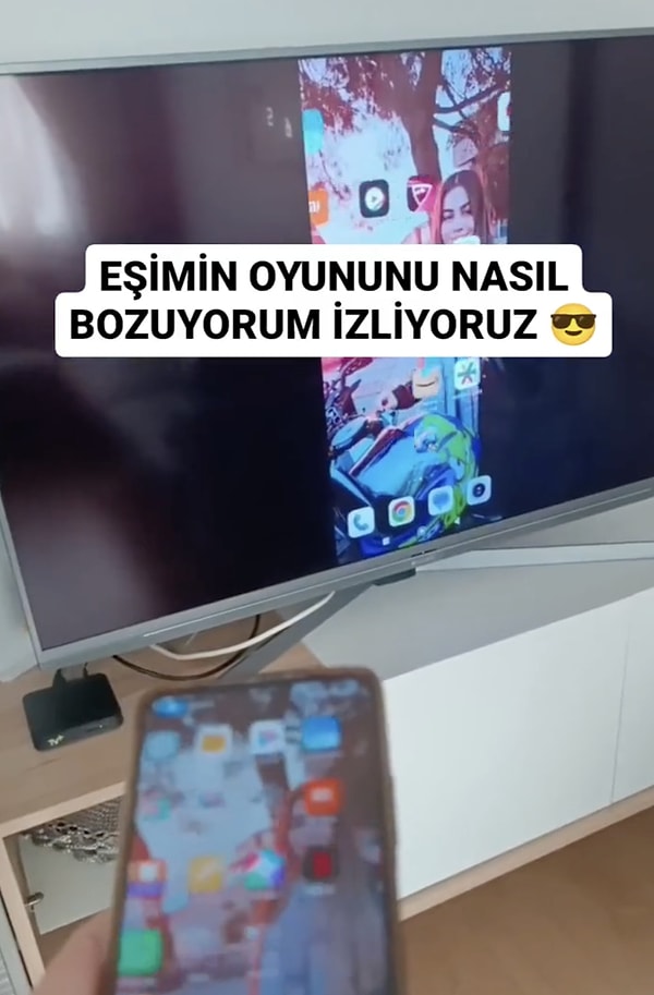 Eşinin telefonunu televizyona yansıtan kadın, kocasının anlık mesajlaşmalarını okudu