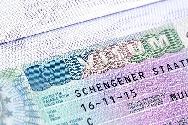 Habere göre vize serbestisi için de çalışmalara hız verilecek. Resmi verilere göre 2022 yılında Türkiye'den 778 bin Schengen başvurusu yapıldı. Bu başvuruların yüzde 15'i reddedildi. Ret oranları 2019'da yüzde 9 civarındaydı.