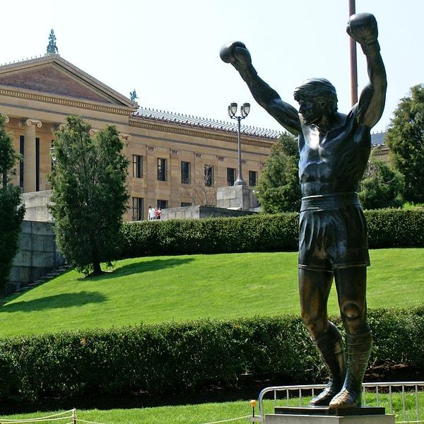 10. "Rocky III" çekimlerine başlanacağı zaman Stallone, bir Rocky Balboa heykelini Philadelphia Güzel Sanatlar Müzesi'ne hediye etti.