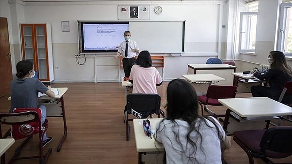 Orta öğretimde sınıf tekrarı geri geldi. Öğrenciler en az 50 not ortalamasını tutturması durumunda ve en fazla 3 dersten sorumlu olarak bir üst sınıfa geçebilecek.