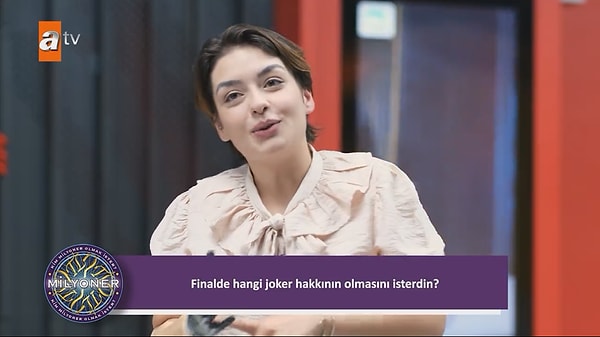 "Yarı yarıya. Çünkü Milan Kundera'yı biliyordum, kullanmak istememiştim onu. Kullandım ama. İstedim de kullandım ama kullanmasaydım da cevaplardım."