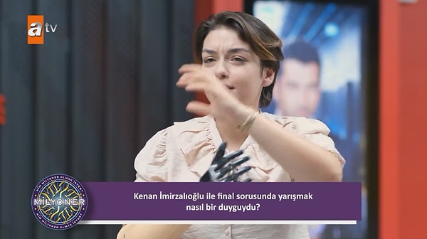 "Kenan Bey inanılmaz farklı bir aura veriyor insana. Yani böyle Orada aşırı heyecanlısınız, her şey birbirine karışıyor ama Kenan Bey sizinle bir konuştuğu zaman sakinliyorsunuz. Bu yüzden çok destek oluyor. Tatlı bir his Kenan Bey'le yarışmak."