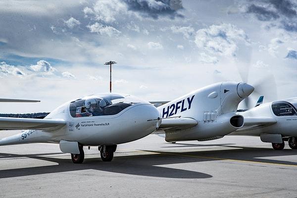 Almanya merkezli H2FLY firmasının sıvı hidrojen ve elektrik enerjisi ile beraber çalışan HY4 isimli gösteri uçağı, test havalanmalarını başarılı bir şekilde gerçekleştirdi.