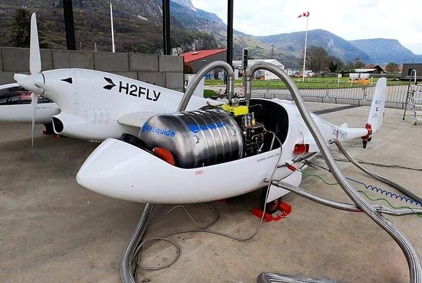 Sektörün önde gelen üreticileri, doğaya daha az zarar veren sıvı hidrojen ve elektrik ile çalışan yeni araç modelleri üzerinde çalışıyor. Özellikle sıvı hidrojen yakıtlı uçak teknolojisinde sevindirici gelişmeler yaşanıyor.