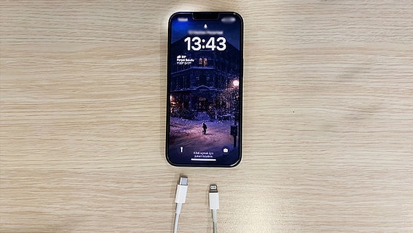 iPhone’un uzun yıllardır kullanımda olan, kendine özel ve tescilli şarj kablosu ‘lightning’in devri bu yıl itibarıyla kapanıyor.