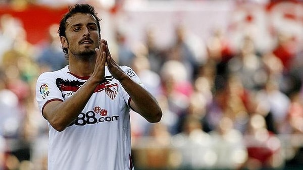 Sevilla'nın 22 yaşındaki İspanyol futbolcusu Antonio Puerta'nın kalp krizi geçirerek hayatını kaybetmesi ülkesi İspanya'yı hüzne boğmuştu.