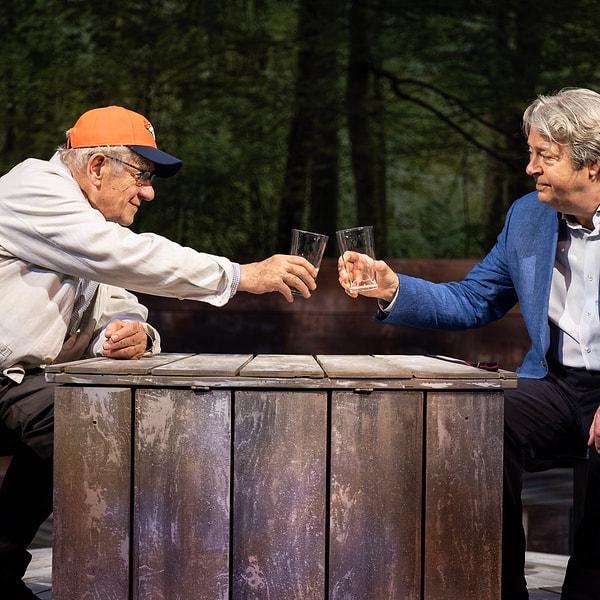 Bu yapım, parkta oturan iki yaşlı beyefendinin kurduğu alışılmadık arkadaşlığı konu alıyor ve McKellen bu oyunda Roger Allam ile başrolü paylaşıyor.