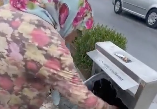 Konya'da bir kadın, çöpten yiyecek toplarken görüntülendi.