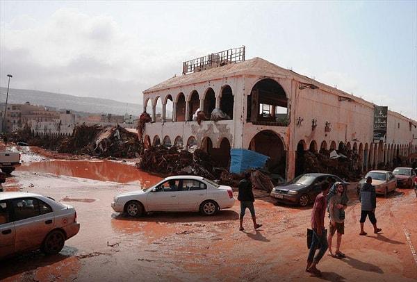 Libya'nın doğusundaki yetkililer, fırtına nedeniyle tüm kamu ve özel eğitim kurumlarında derslere ara verilmesi, dükkanların kapatılması ve sokağa çıkma yasağını içeren bir dizi önlem almıştı.