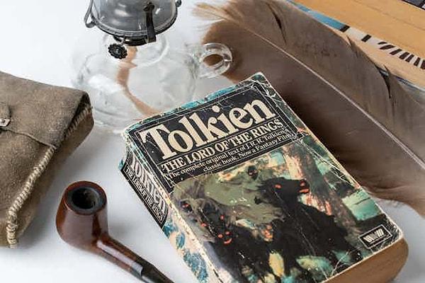J.R.R Tolkien'in yazdığı aynı adlı kitaplardan uyarlanan efsane film serisi Yüzüklerin Efendisi, sadece bir fantastik edebiyat ürünü değil aynı zamanda tarihin en iyi edebiyat uyarlamalarından biri olarak kabul ediliyor.