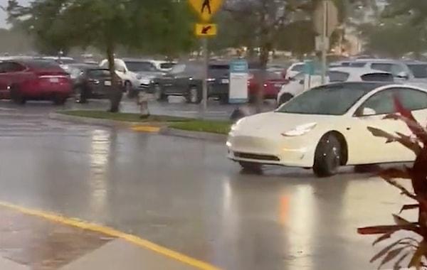 Bir adam, yağmurlu bir havada evinden çıkamayınca Tesla'nın 'akıllı çağırma' özelliğini kullandı.