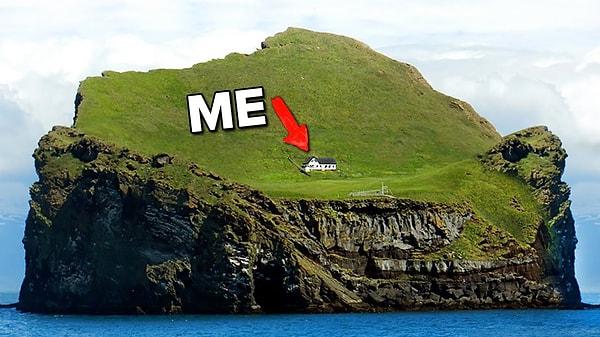 Burası dünyanın en yalnız evi diye nam salmış bir yapı. İzlanda'da. Hatta şehir efsanesine göre ünlü İzlandalı şarkıcı Björk'ün evi.