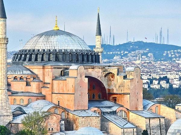 532-537 yılları arasında Bizans İmparatoru I. Justinianus tarafından yaptırılan Ayasofya, İstanbul’un en önemli simgelerinden biri.