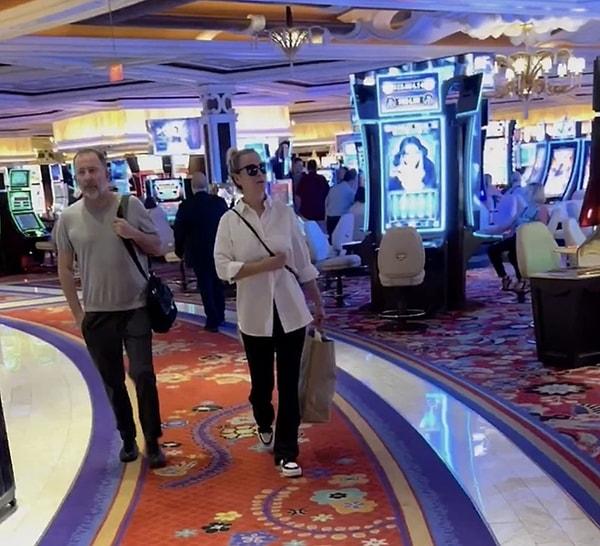 8. Futboldaki yeteneği kadar şans oyunlarına olan tutkusuyla da bilinen Sergen Yalçın bu kez Las Vegas'ta görüntülendi. Burak Altındağ'ın "Las Vegas’ta bir otelde tanıdık bir isim görüntülendi…" başlığıyla paylaştığı videoda Sergen Yalçın'ın olmasına ünlü isimlerden yorum yağdı.