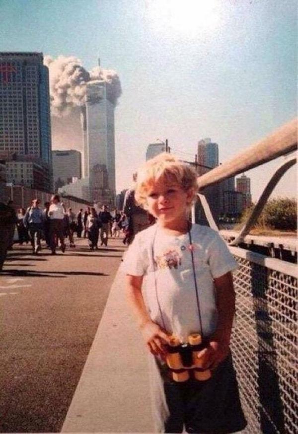 1. Dünya ticaret merkezi yanarken poz veren bir çocuk. (11 Eylül 2001)