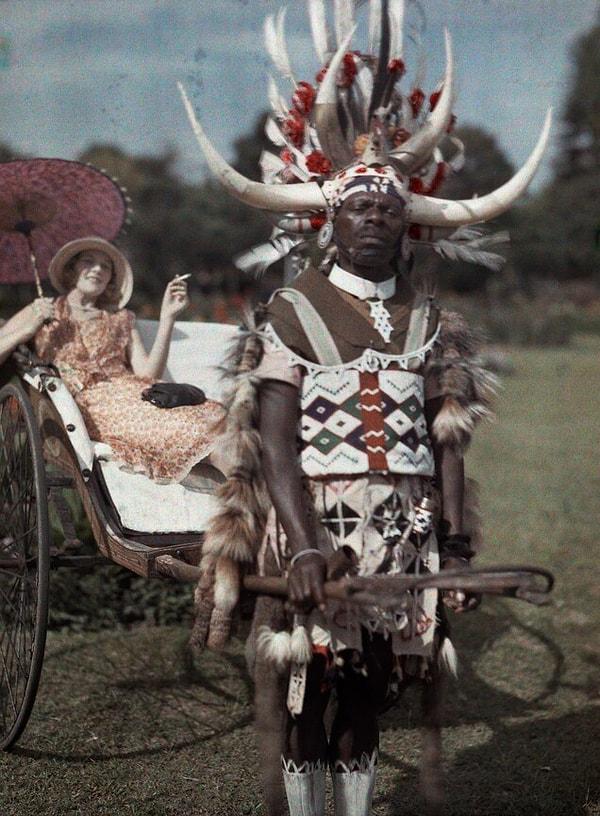 3. Bir Zulu kabilesi üyesi, Güney Afrika Birliği'nin Durban kentinde bir turisti faytonla dolaştırıyor. (1930)