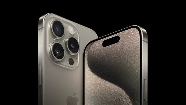 Serinin üst düzey modeli iPhone 15 Pro, tasarım alanında keskin bir görünüme sahipken, geçtiğimiz sene satışa çıkan iPhone 14 Pro modeli ile oldukça benzer detaylar taşıyor.
