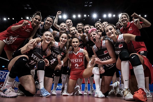 Türkiye Kadın Milli Voleybol Takımı yani Filenin Sultanları, Brüksel'de Sırbistan'ı 3-2 yenerek Avrupa Şampiyonu olmuştu. Kupayı Türkiye'ye getiren Sultanlar, hepimizi gururlandırmıştı.