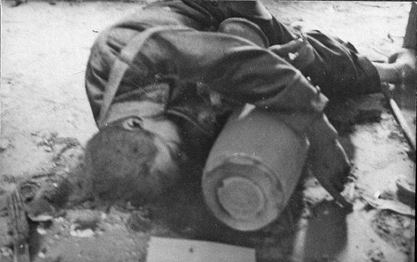 8. Şehir meydanına düştükten sonra patlamayan bir Alman hava bombasını taşırken stres nedenli kalp krizi geçiren Jan Gilas (9 Eylül 1939)