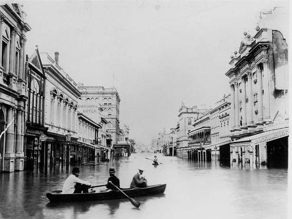 13. 1893'teki Brisbane seli esnasında Avustralya.