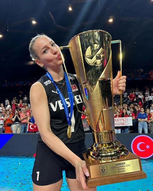 Tüm Türkiye'ye üst üste gurur dolu anlar yaşatan A Milli Kadın Voleybol Takımı'nı altın madalyaya götüren isimlerden biri de elbette ki Gizem Örge oldu.