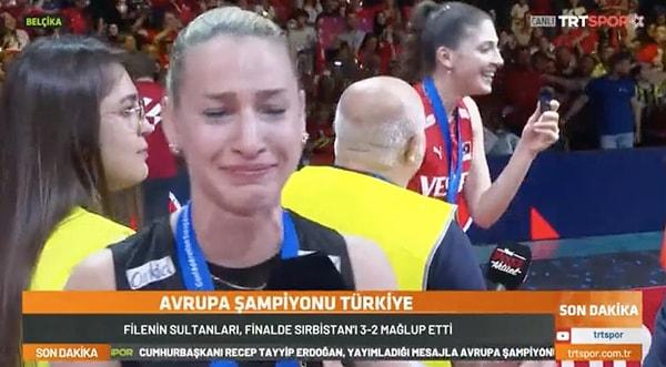 Hepimiz şampiyonluk kutlaması esnasında ''Baba buradayım bugün. Türkiye tarih yazarken ben buradayım'' sözleriyle ağlayan Gizem Örge'yle beraber ağlamıştık.