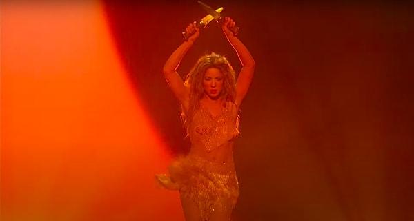 Elbette gecenin en unutulmaz anı, Shakira'nın eline iki adet bıçak alarak kalça dansı yapması oldu!