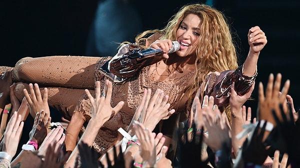 Sahne şovu denilince aklımıza gelen ilk isimlerden olan Shakira, VMA'da sergilediği performansla ağızları açık bıraktı.