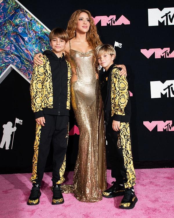 2. Shakira geceye oğullarıyla aynı kıyafeti giyerek katıldı.