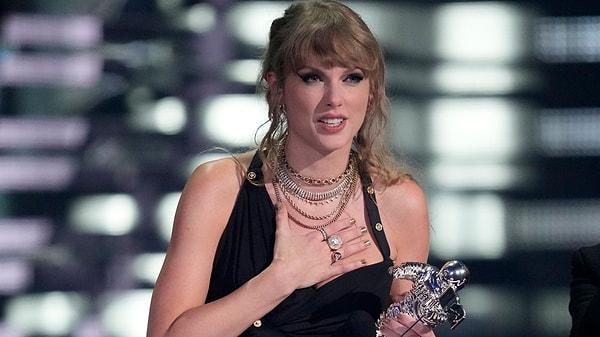 5. Taylor Swift'in ödül alırkenki mutluluğu yüzünden okunuyordu.