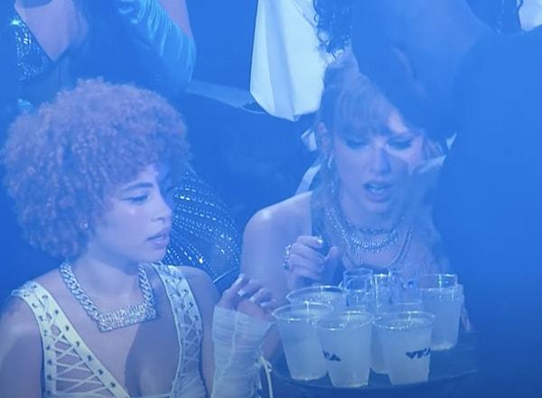 10. Ice Spice ve Taylor Swift içki alırken görüntülendi.