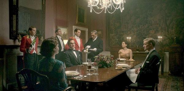 8. "Kraliyet ailesiyle yemeğe katılmak."