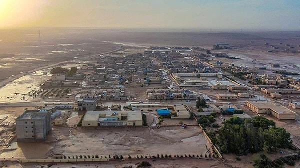 Libya'da yaşanan büyük sel felaketi sonrası ölü sayısı 6 bini geçti. Hala binlerce kişinin kayıp olduğu belirtilirken, insan cesetleri kıyılara vurmaya başladı.