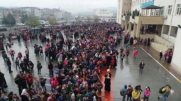 11 Eylül'de ilk ders zilinin çalmasıyla birlikte öğrenciler yeni bir döneme başladı.