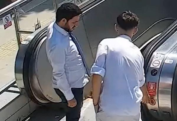 İBB tarafından paylaşılan görüntülerle ise aşağı inen dört gencin yürüyen merdiveni kasten durdurduğu iddia edildi.