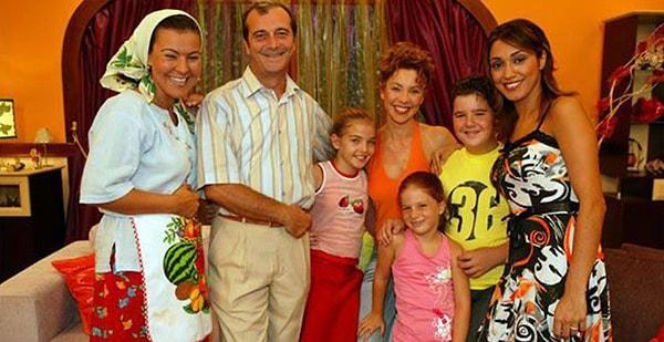 Bir peri olan Betüş'ün fani Sadık'la evlenmesiyle periler ve insanların bir arada yaşadığı dizi Türk televizyon tarihine damga vururken, dizideki karakterler de hala unutulamıyor.